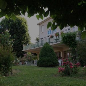 Jardin fleuri en bord de rivière